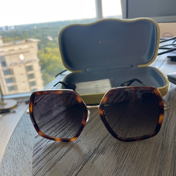 Gucci Tortoiseshell and Gold Sunglasses - Picture 6 of 7